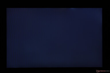 Üst kenar boyunca hafif düzensiz arka ışık kanaması