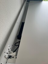 Kablo kanalına büyük bir güç şeridi koymak sorun değildir.