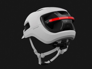 Kask aynı zamanda dönüş sinyali işlevi de görür.