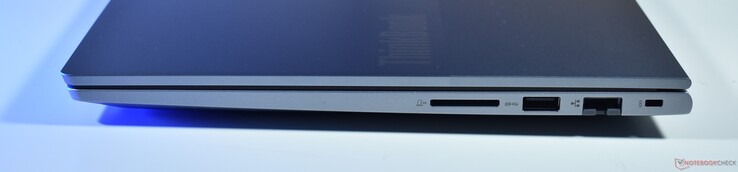 sağda: SD kart okuyucu, USB A 3.2 Gen 1, RJ45 Ethernet, Kensington kilidi