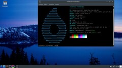 Yeni Arch Linux temel sürümünü gösteren terminal pencereli OmegaLinux 2026.02.21 masaüstü
