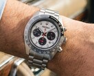 Gümüş renkli kadranı ve siyah alt kadranlarıyla bilekte takılı Prospex Speedtimer Solar HBJ001, siyah takimetre bezeli ve paslanmaz çelik bileziğiyle öne çıkıyor.