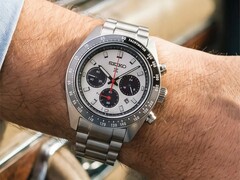Gümüş renkli kadranı ve siyah alt kadranlarıyla bilekte takılı Prospex Speedtimer Solar HBJ001, siyah takimetre bezeli ve paslanmaz çelik bileziğiyle öne çıkıyor.