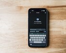 Ekranında DeepSeek uygulaması görünen akıllı telefon
