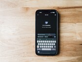 Ekranında DeepSeek uygulaması görünen akıllı telefon