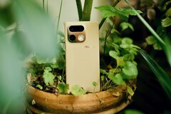 Realme 16 Pro Plus'ın arka yüzünde yansıtıcı bir kamera modülü ve özel bir his bulunuyor.