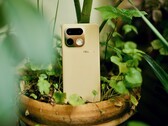 Realme 16 Pro Plus'ın arka yüzünde yansıtıcı bir kamera modülü ve özel bir his bulunuyor.