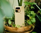 Realme 16 Pro Plus'ın arka yüzünde yansıtıcı bir kamera modülü ve özel bir his bulunuyor.