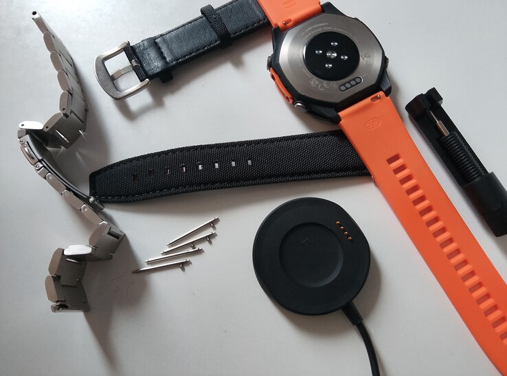 Kutu içerisinde: 3 farklı bant; aletler; manyetik USB şarj kablosu; basılı belgeler