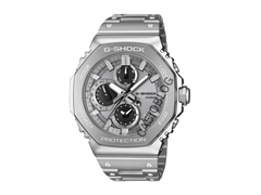 Casio GMC-B2100ADS-1A, çerçeve, orta kasa ve kasa arkası arasında görünür geçişlerle çok parçalı bir yapıya sahip gibi görünüyor.