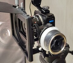 GoPro Mission 1 Pro ILS kamera, Laowa 17mm T1.9 MFT Cine lens ile birlikte, takip odaklı ve mat kutulu bir Small Rig kafesine monte edilmiştir.