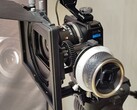 GoPro Mission 1 Pro ILS kamera, Laowa 17mm T1.9 MFT Cine lens ile birlikte, takip odaklı ve mat kutulu bir Small Rig kafesine monte edilmiştir.