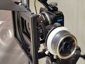 GoPro Mission 1 Pro ILS kamera, Laowa 17mm T1.9 MFT Cine lens ile birlikte, takip odaklı ve mat kutulu bir Small Rig kafesine monte edilmiştir.