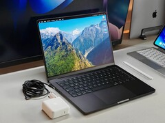 Yakında çıkacak OLED MacBook Pro önemli ölçüde daha hafif olabilir, ancak bazı hayranlar pil ömrü, soğutma ve bağlantı noktalarından ödün verilmesinden endişe ediyor.