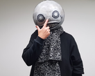 Nier'in yaratıcısı Yoko Taro'nun maskesini takarken çekilmiş bir fotoğrafı
