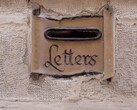 Duvara “Letters” kelimesi oyulmuş taştan mektup yuvası