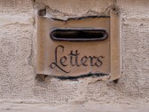 Duvara “Letters” kelimesi oyulmuş taştan mektup yuvası