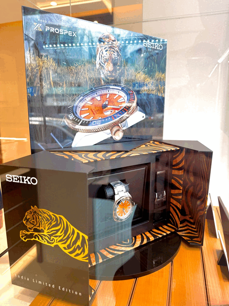 Seiko Prospex HBB005K1, turuncu ve siyah kaplan çizgili detaylara ve siyah silikon kayışa sahip, kaplan temalı sunum kutusunda sergileniyor.