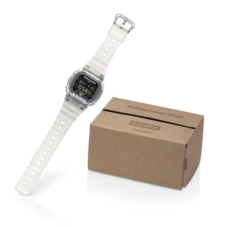 G-Shock DW-5600TNT-7 modelinin özel ambalajı, saatin yanında sergileniyor.