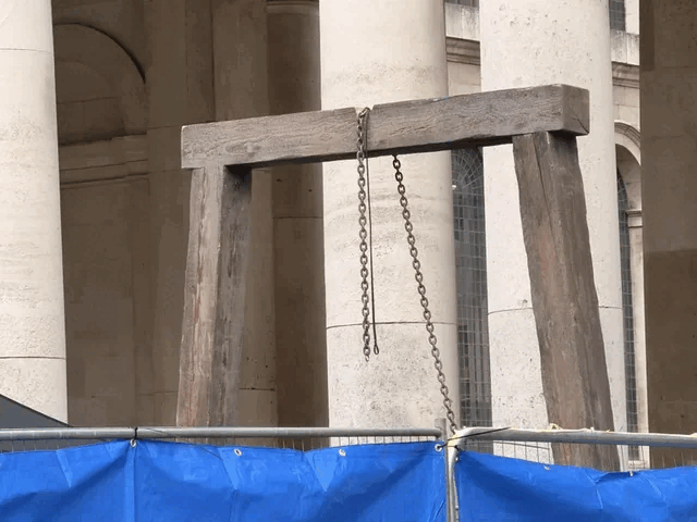 Darağacı Gübre Yiyen'e ya da girişin olası bir yeniden yaratımına işaret ediyor olabilir.