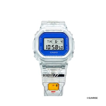 Şeffaf kasalı, mavi çerçeveli Casio G-Shock DW-5600GM26-7DR'nin yakın çekimi