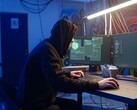 Çift monitörlü bir iş istasyonunda tedarik zinciri saldırısı gerçekleştiren genel hacker.