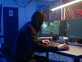 Çift monitörlü bir iş istasyonunda tedarik zinciri saldırısı gerçekleştiren genel hacker.