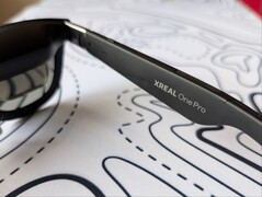 Markalı Xreal One Pro sağ şakak