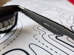 Markalı Xreal One Pro sağ şakak