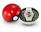 Casio G-Shock Pokémon 30. Yıl Dönümü GA-110 modeli, 30 Pokémon figürünün yer aldığı dekoratif bir iç parçaya sahip Poké Ball şeklindeki bir kutunun içinde sergileniyor.