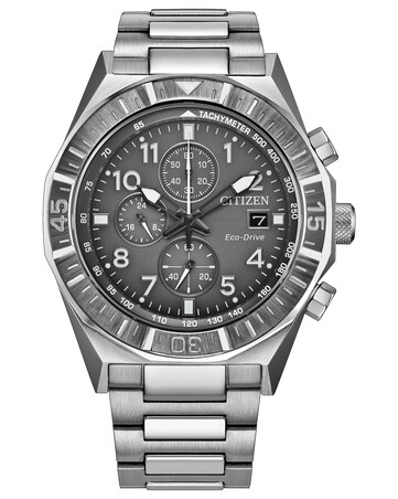 Citizen Nighthawk CA0890-54H modelinin yan görünümü; paslanmaz çelik kasa, kurma kolu, kronograf düğmeleri ve bileziği göstermektedir.