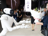 Nvidia'ya övgü ve Tesla Optimus ile BYD Xiao Di'ye meydan okuma: LG'nin yapay zeka robotu CLOiD, Seul'de misafirleri karşılıyor. LG ve Nvidia, ev ve fabrika robot pazarlarını hedeflemek için 100.000 saatlik yapay zeka eğitimi kullanmayı planlıyor.
