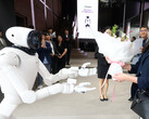 Nvidia'ya övgü ve Tesla Optimus ile BYD Xiao Di'ye meydan okuma: LG'nin yapay zeka robotu CLOiD, Seul'de misafirleri karşılıyor. LG ve Nvidia, ev ve fabrika robot pazarlarını hedeflemek için 100.000 saatlik yapay zeka eğitimi kullanmayı planlıyor.