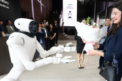 Nvidia'ya övgü ve Tesla Optimus ile BYD Xiao Di'ye meydan okuma: LG'nin yapay zeka robotu CLOiD, Seul'de misafirleri karşılıyor. LG ve Nvidia, ev ve fabrika robot pazarlarını hedeflemek için 100.000 saatlik yapay zeka eğitimi kullanmayı planlıyor.