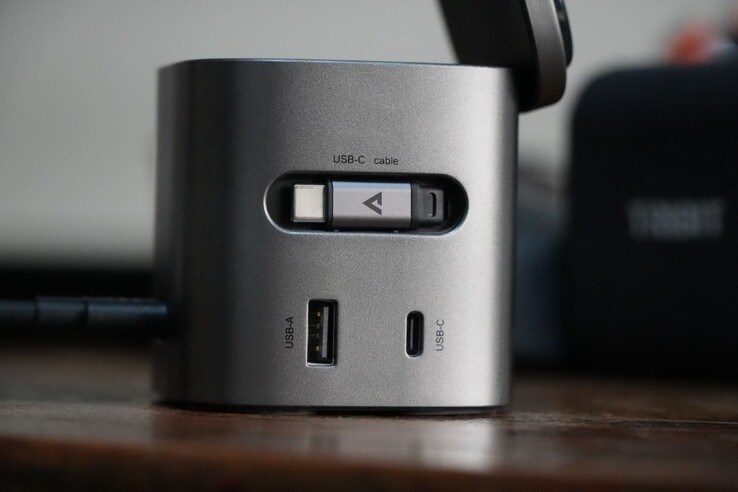 AceFast 6'sı 1 arada 80 W şarj istasyonu geri çekilebilir bir USB-C kablosuna sahiptir