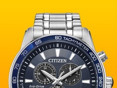 Sarı renkli düz bir arka plan üzerinde koyu mavi kadranı bulunan Citizen BL5640-59L modelinin yakın çekim görüntüsü.