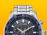 Sarı renkli düz bir arka plan üzerinde koyu mavi kadranı bulunan Citizen BL5640-59L modelinin yakın çekim görüntüsü.