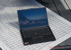 Gölgede açık havada kullanılan Lenovo ThinkPad E14 G8