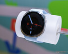 Beyaz kayışlı Samsung Galaxy Watch 9 41 mm (resimde gösterilen)