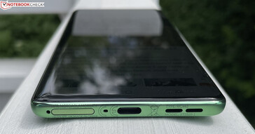 Alt kısım: SIM/microSD yuvası, mikrofon, USB-C 2.0, hoparlör