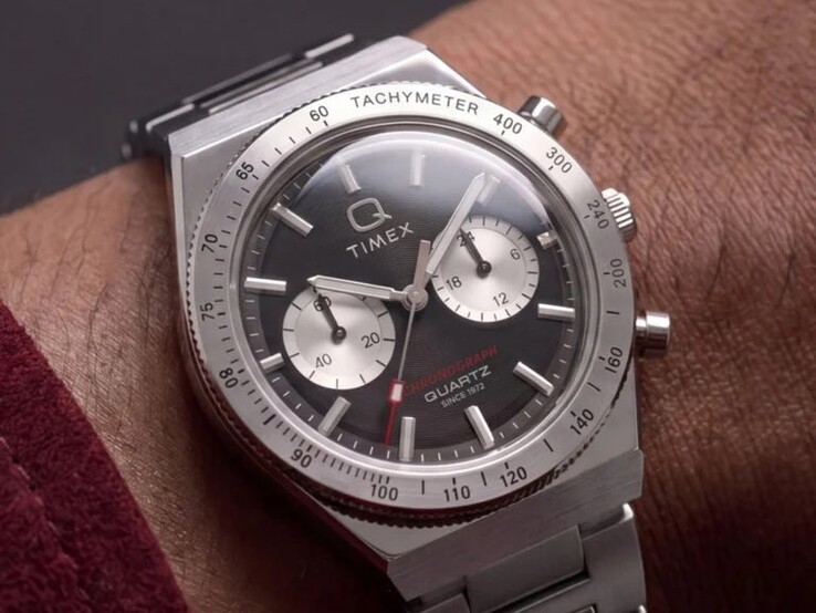Timex Q Timex Continental Chronograph TW2Y93200 modeli, siyah radyal CD tarzı kadran, iki gümüş renkli alt kadran, takimetre çerçeve, ışıklı işaretler ve entegre paslanmaz çelik bilezik ile donatılmıştır.