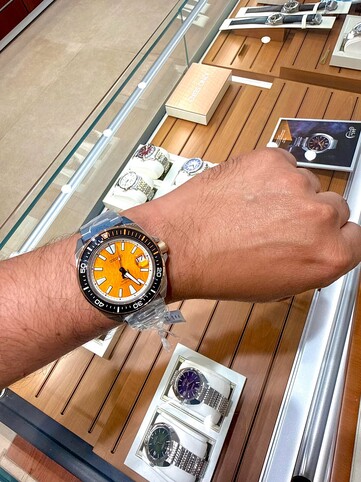 Seiko Prospex HBB005K1, kaplan deseninden ilham alan dalgıç saati, bileğinde takılıyken kehribar rengi dokulu kadranını, turuncu detaylara sahip siyah çerçevesini ve paslanmaz çelik kasasını ve bileziklerini sergiliyor.