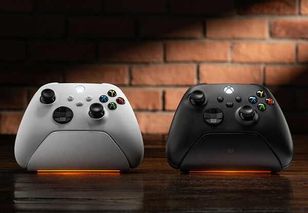 8BitDo Ultimate Charging Dock for Xbox Controllers, ayarlanabilir bir LED şarj göstergesine sahiptir..