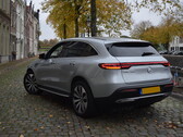 Mercedes elektrikli otomobil sokakta park ediyor.