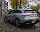Mercedes elektrikli otomobil sokakta park ediyor.