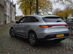 Mercedes elektrikli otomobil sokakta park ediyor.