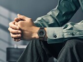 Citizen Eco-Drive One AR5065-54W modeli, orman yeşili ve siyah kadranı, pembe altın rengi detayları ve ultra ince siyah kaplamalı bileziği ile bileğinizde.
