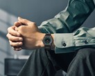 Citizen Eco-Drive One AR5065-54W modeli, orman yeşili ve siyah kadranı, pembe altın rengi detayları ve ultra ince siyah kaplamalı bileziği ile bileğinizde.