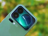 Xiaomi 18 Pro serisi yapay zeka destekli bir arka ekrana sahip oluyor (Xiaomi 17 Pro resimde).