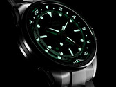 Atelier GMT Première M1a, koleksiyondaki GMT saatlerin kasasını, GMT24 M1a modelindeki 40 mm'den 38 mm'ye küçültür.